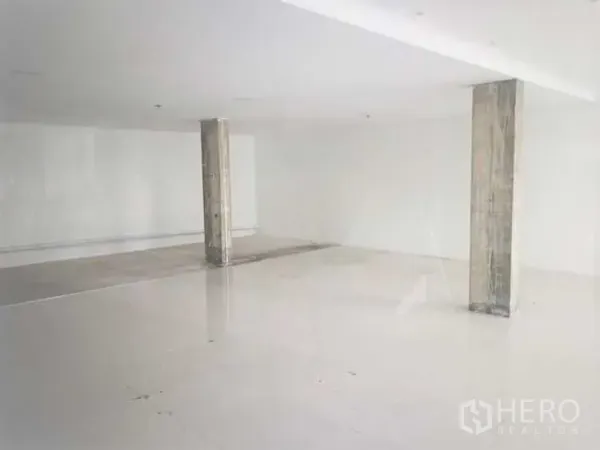 零售空间 出租在Phaya Thai, Bangkok - 开放式零售内景，抛光地砖与两根混凝土立柱