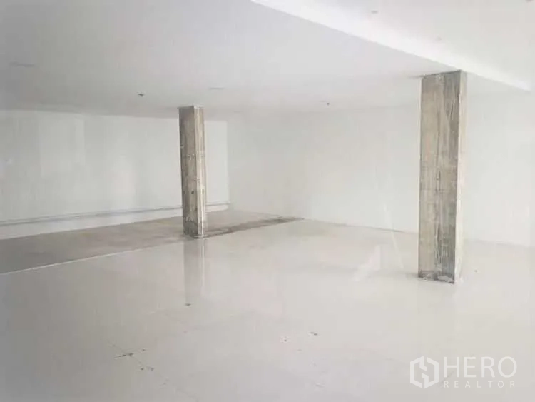 零售空间 出租在Phaya Thai, Bangkok - 开放式零售内景，抛光地砖与两根混凝土立柱