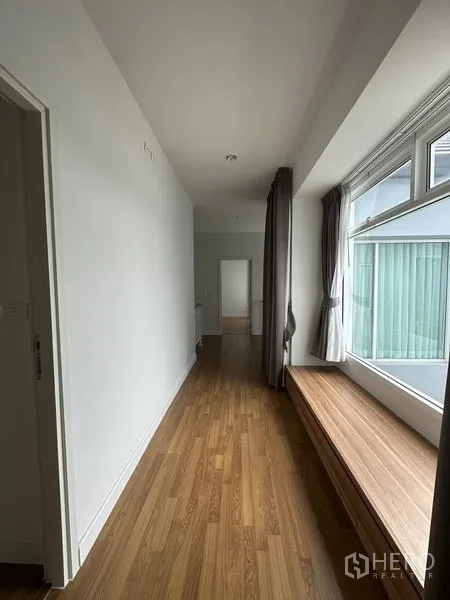 บ้าน ขายในLam Luk Ka, Pathum Thani - ทางเดินชั้นบนพร้อมม้านั่งริมหน้าต่างบานยาว