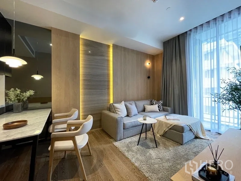 คอนโด ให้เช่าหรือขายในPathum Wan, Bangkok - พื้นที่นั่งเล่นและรับประทานอาหารแบบเปิด เคาน์เตอร์หินอ่อน โคมแขวน ผนังไฮไลต์ และหน้าต่างสูง