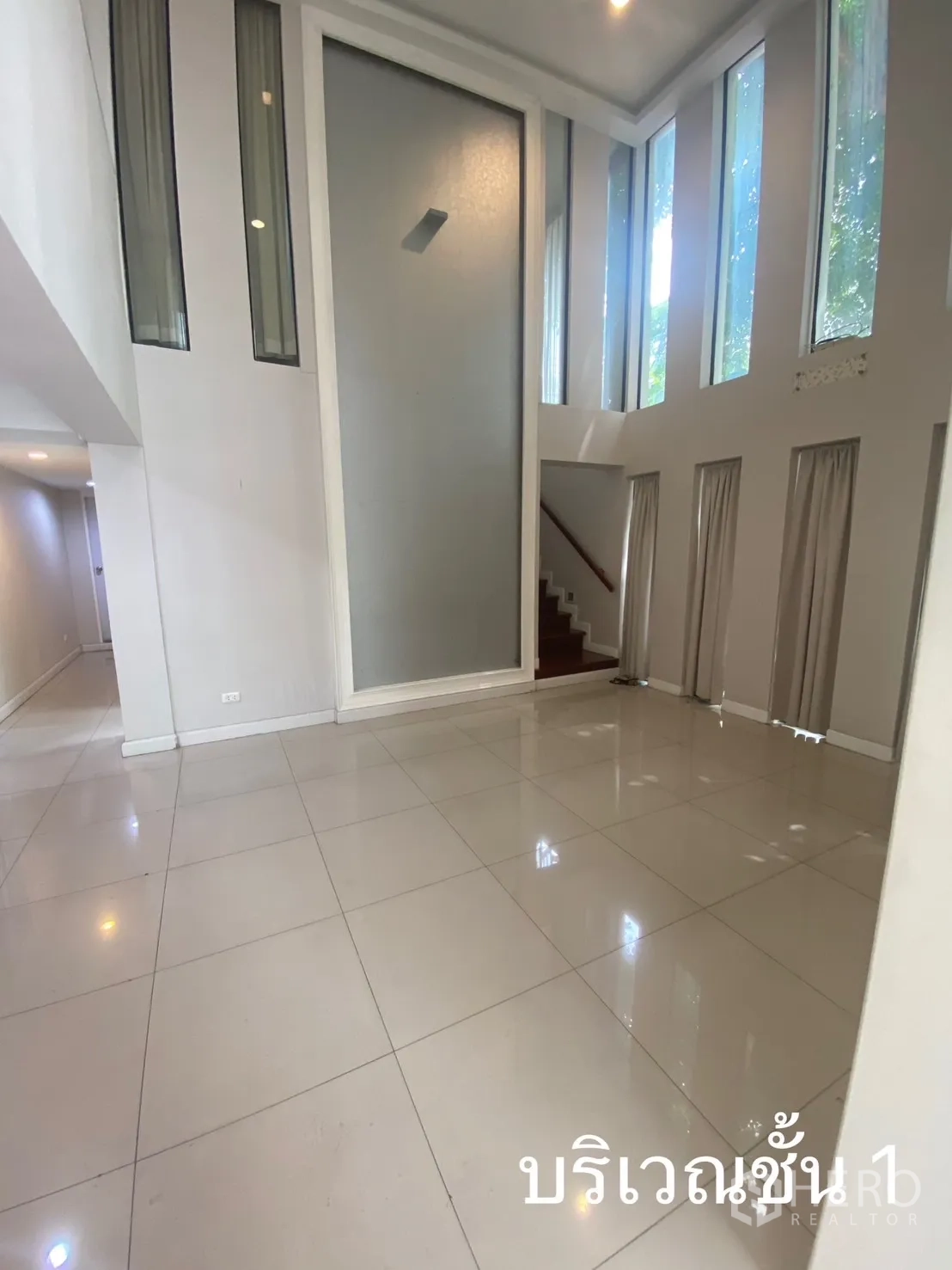 店屋 出租在Watthana, Bangkok - 挑高门厅，落地高窗与亮面地砖。