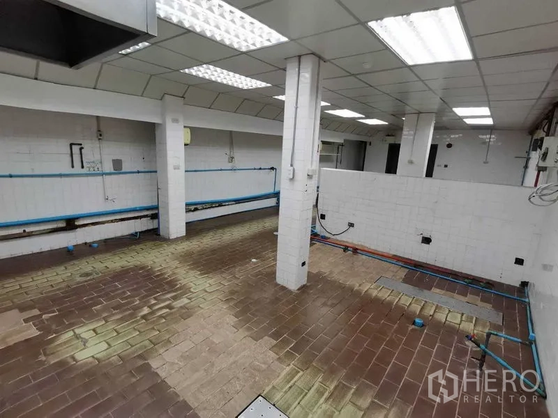 零售空间 出租在Pathum Wan, Bangkok - 白色瓷砖后厨区，褐色地砖与完善水电管线。