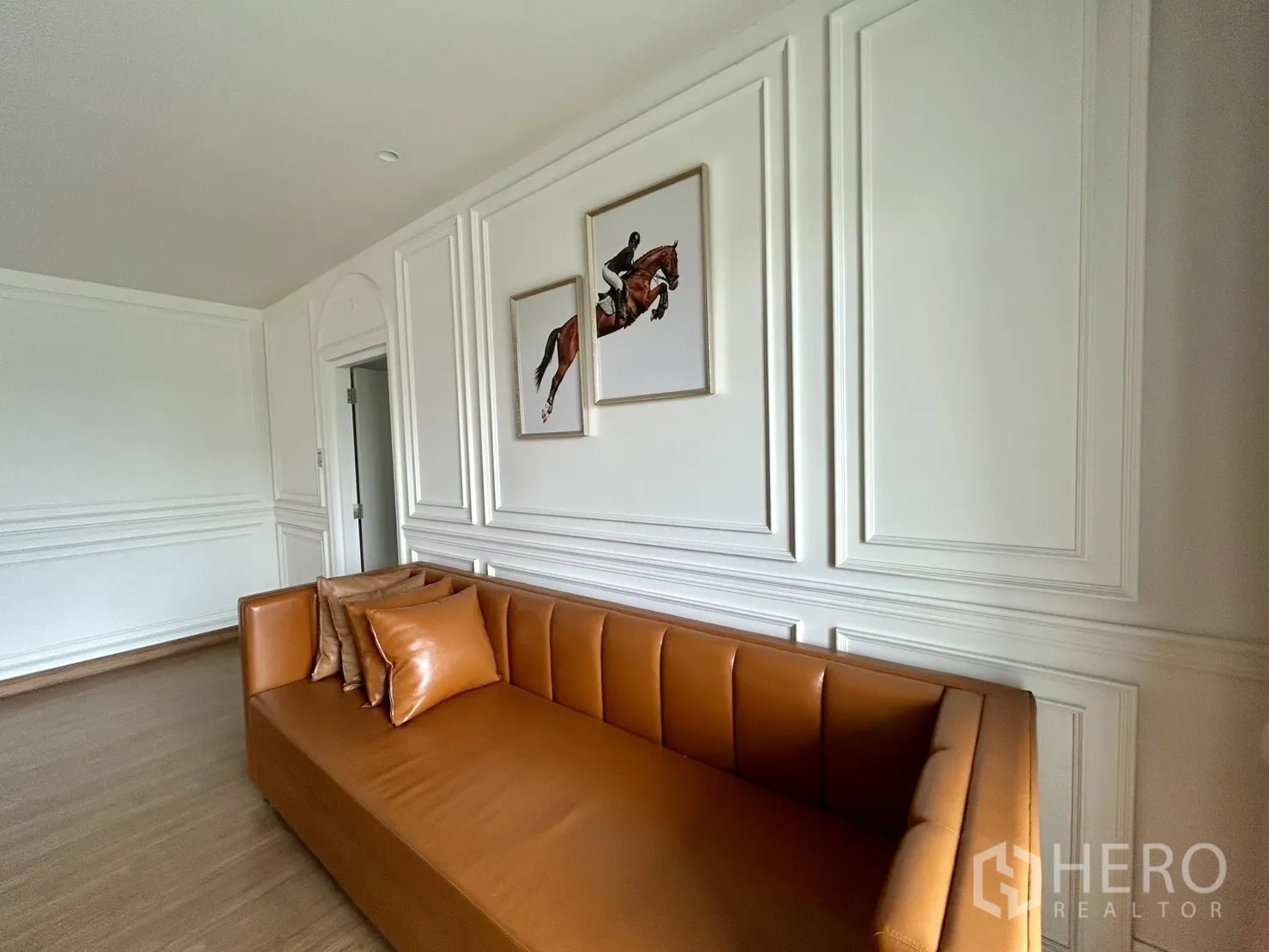 Detached House for rent in Bang Phli, Samut Prakan - Detail of wall moldings and leather sofa in the upstairs lounge.