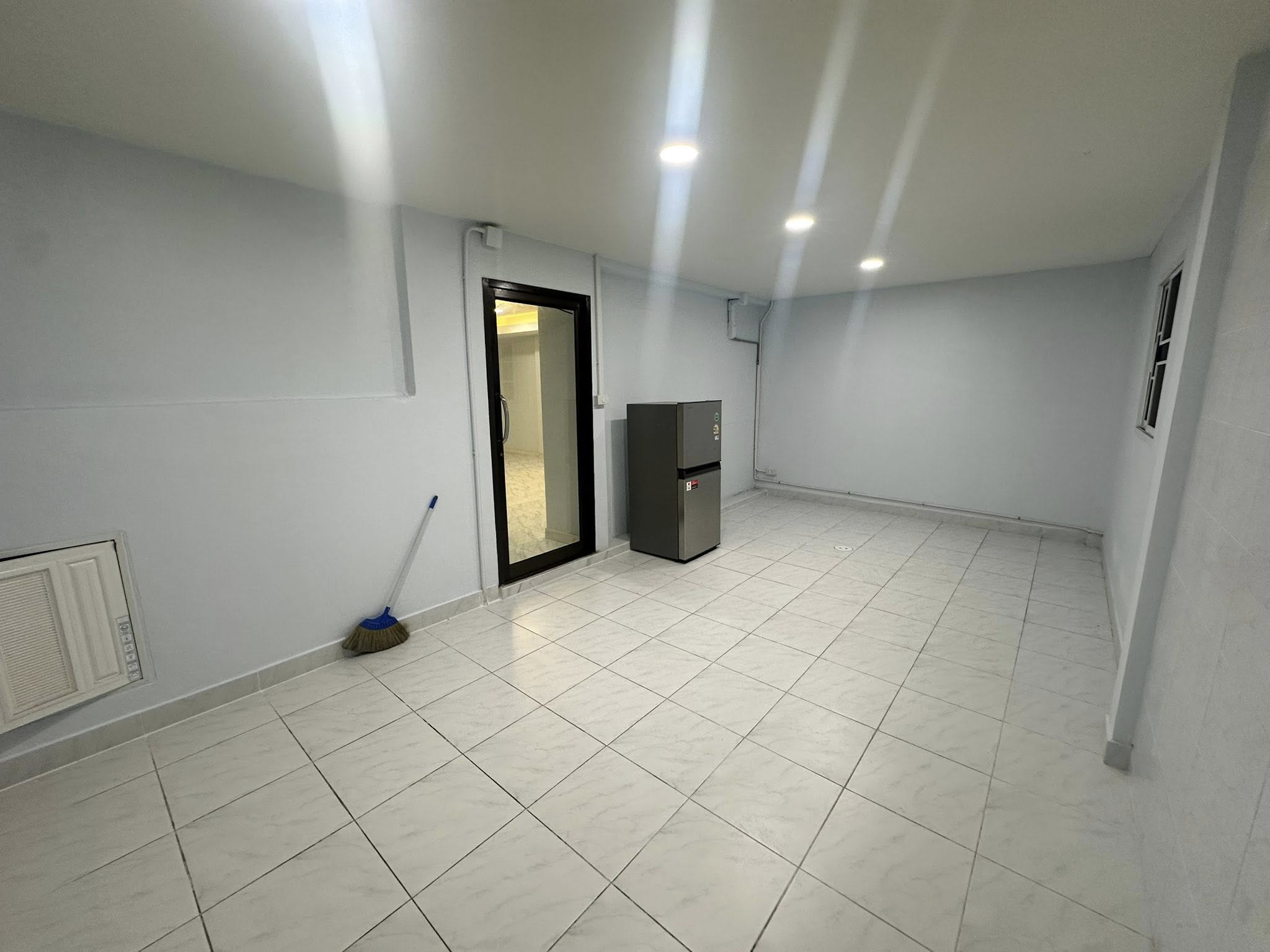 带办公室的家 出租在Wang Thonglang, Bangkok - 厨房区，白色地砖，冰箱与玻璃门。