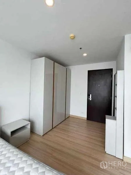 公寓 出租在Sathon, Bangkok - 卧室收纳区，衣柜与梳妆台