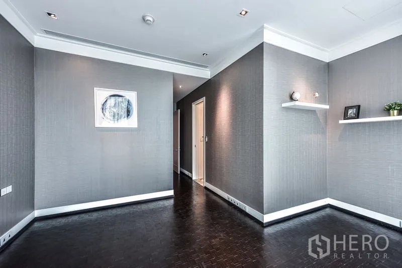 公寓 出租在Bang Rak, Bangkok - 第三卧或书房，灰色壁纸与悬浮搁架。