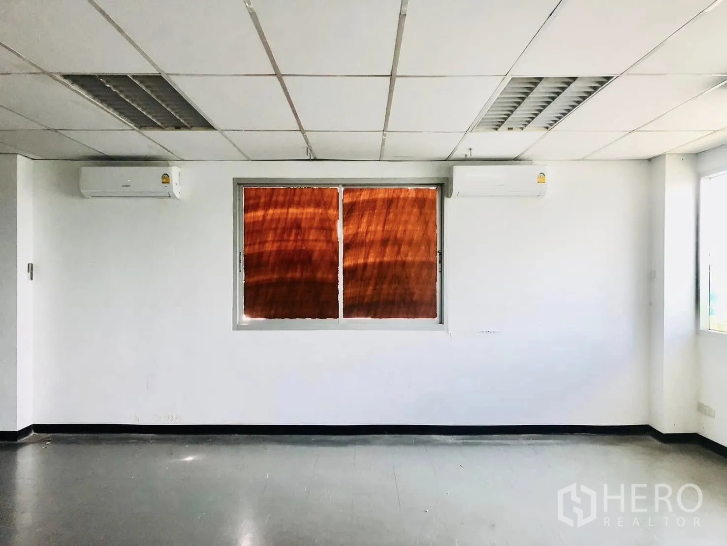 Office Space for rent in Lat Phrao, Bangkok - Wall with two air-conditioning units and a central window.