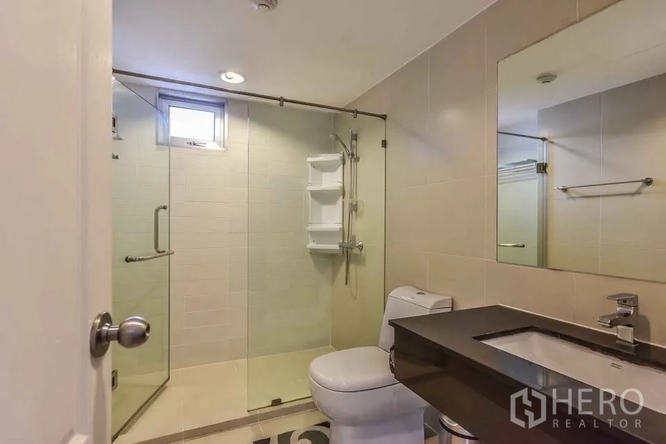 公寓 for rent in Huai Khwang, Bangkok - 现代浴室，带玻璃淋浴间、台面洗手台和坐便器。