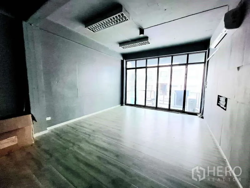 店屋 出租在Bang Rak, Bangkok - 宽敞前厅，整面落地窗与木纹地板。