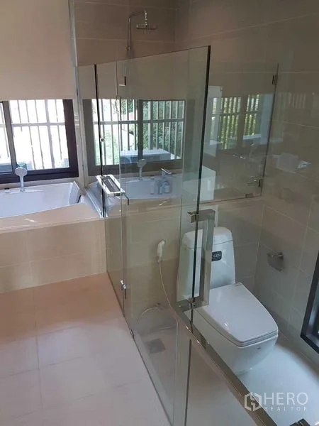 独立式住宅 出租在Prawet, Bangkok - 浴室设玻璃淋浴间、浴缸与坐便器