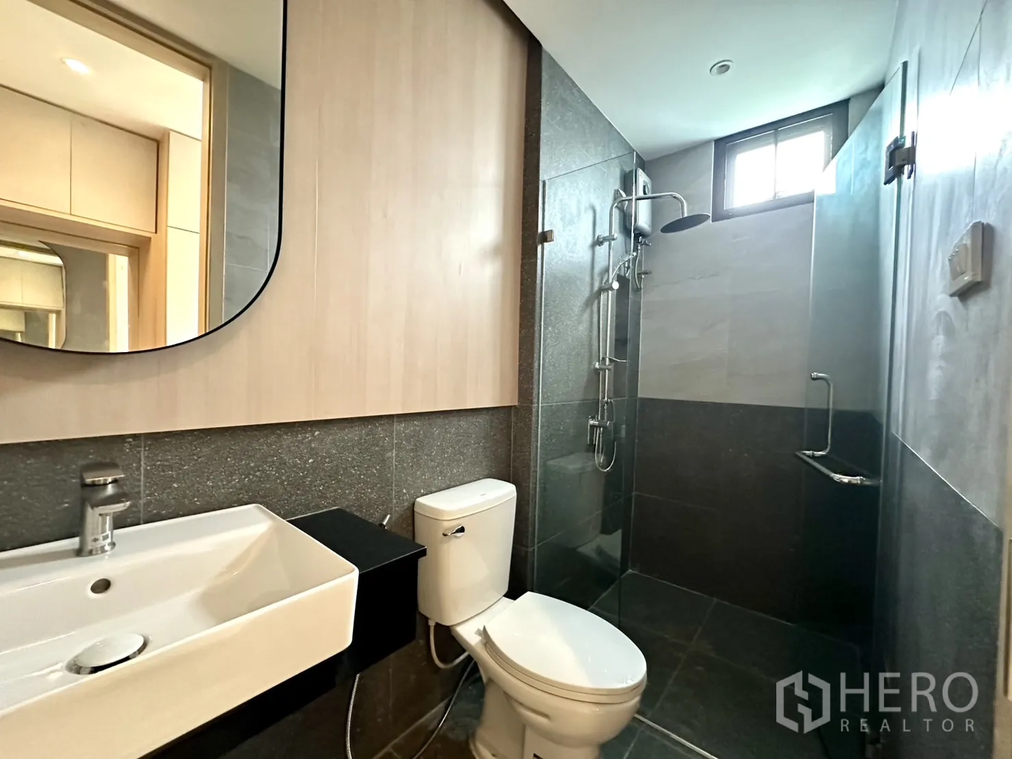 带办公室的家 出租在Phra Khanong, Bangkok - 现代卫生间，玻璃淋浴房、雨淋花洒与灰色瓷砖。