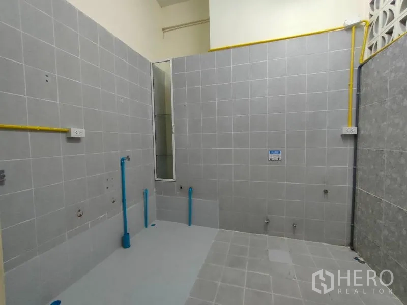 店屋 出租或出售在Bang Rak, Bangkok - 灰色瓷砖功能间，预留多处管线接口，带窄窗采光。