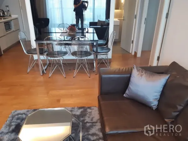 คอนโด ให้เช่าในKhlong Toei, Bangkok - ห้องนั่งเล่นและรับประทานอาหารแบบเปิดโล่ง โต๊ะกระจก ผนังกระจกเงา และพื้นไม้