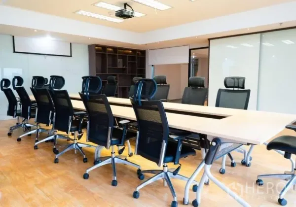 办公空间 出租在Khlong Toei, Bangkok - 大型会议室，长会议桌、投影仪与人体工学座椅。