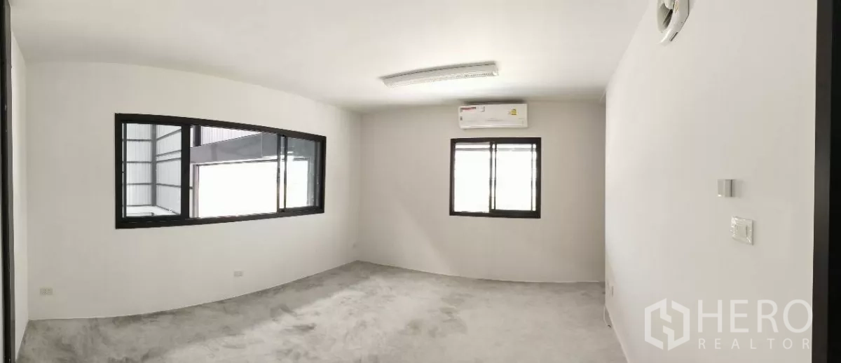 Warehouse for rent in Lat Krabang, Bangkok - Clean manager’s office with large windows and air conditioning overlooking the warehouse floor.