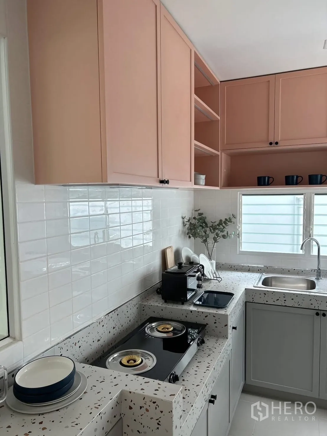 Detached House for rent in Bang Phli, Samut Prakan - Modern kitchen with terrazzo countertops, pastel cabinets, gas hob and a window.