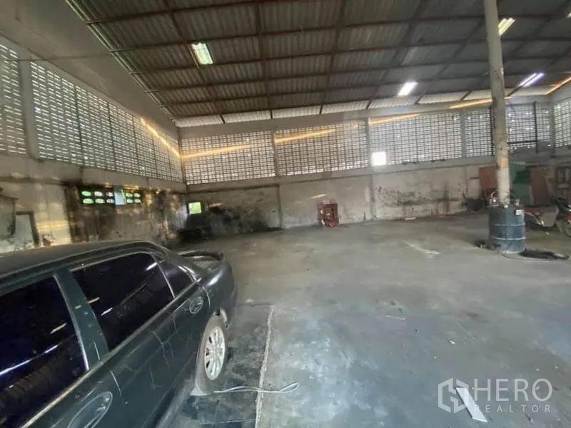 工厂 出售在Nong Chok, Bangkok - 工业大厅，混凝土地面与高屋顶照明，可设车辆工位。