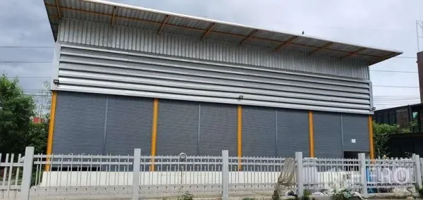 คลังสินค้า ให้เช่าในKhlong Toei, Bangkok - ด้านหน้าอาคารโกดังกรุงเทพฯ ผนังเมทัลชีท ชายคายื่นยาว พร้อมรั้วและที่จอดรถ