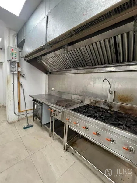 พื้นที่ขายปลีก ให้เช่าในPhaya Thai, Bangkok - เตาแก๊สและฮู้ดดูดควันในครัวมืออาชีพ