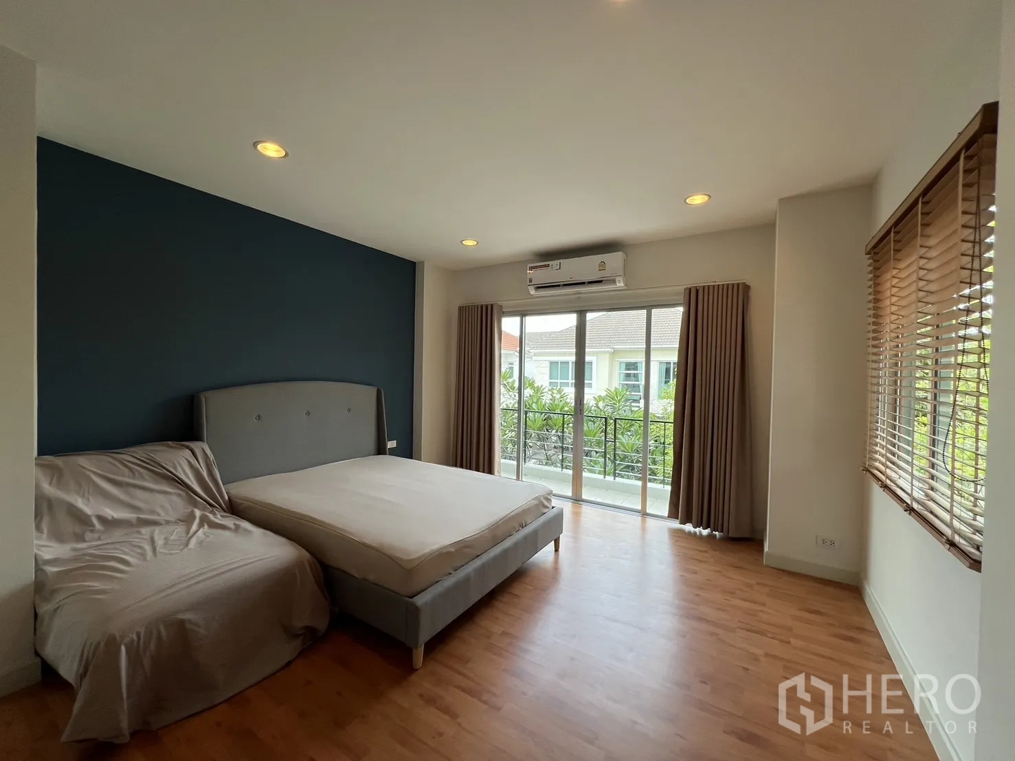 独立式住宅 出租在Saphan Sung, Bangkok - 主卧另一角度，展示阳台出入口与转角窗