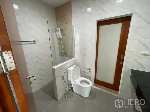 สำนักงานที่บ้าน ให้เช่าหรือขายในWang Thonglang, Bangkok - ห้องน้ำพร้อมโซนอาบน้ำกั้นกระจก โถสุขภัณฑ์ และเครื่องทำน้ำอุ่น