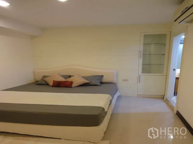 คอนโด ให้เช่าในWatthana, Bangkok - ห้องนอนอบอุ่น เตียง โต๊ะหัวเตียง ประตูลาน้ำในตัว