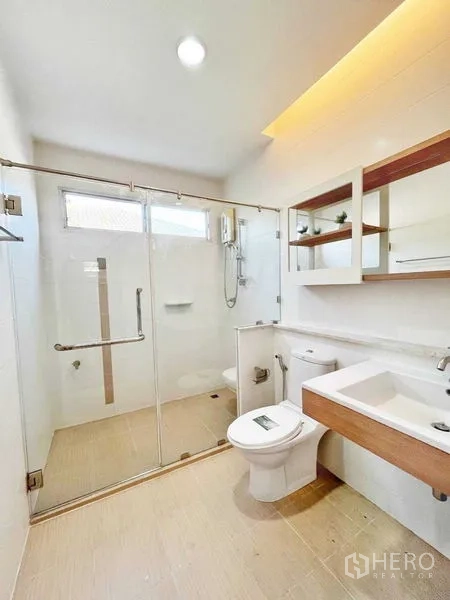 บ้าน ให้เช่าในPrawet, Bangkok - ห้องน้ำพร้อมตู้กระจกกั้นอาบน้ำ เคาน์เตอร์อ่างล้างหน้า และชั้นเก็บของโทนอบอุ่น