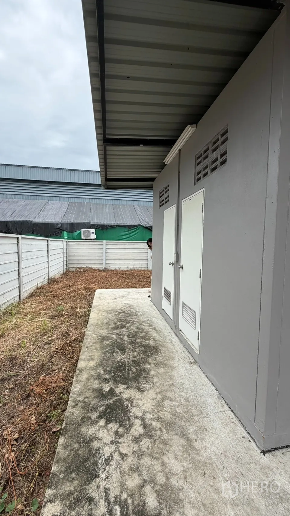 โรงงาน for sale in Bang Len, Nakhon Pathom - พื้นที่บริการภายนอกมีห้องยูทิลิตี้และกันสาดครอบ