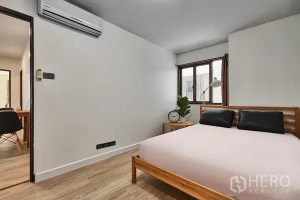 คอนโด ให้เช่าในWatthana, Bangkok - ห้องนอนสไตล์มินิมอล เตียงไม้ หน้าต่าง และเครื่องปรับอากาศติดผนัง