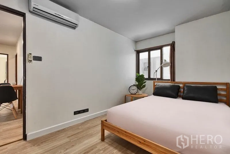 คอนโด ให้เช่าในWatthana, Bangkok - ห้องนอนสไตล์มินิมอล เตียงไม้ หน้าต่าง และเครื่องปรับอากาศติดผนัง