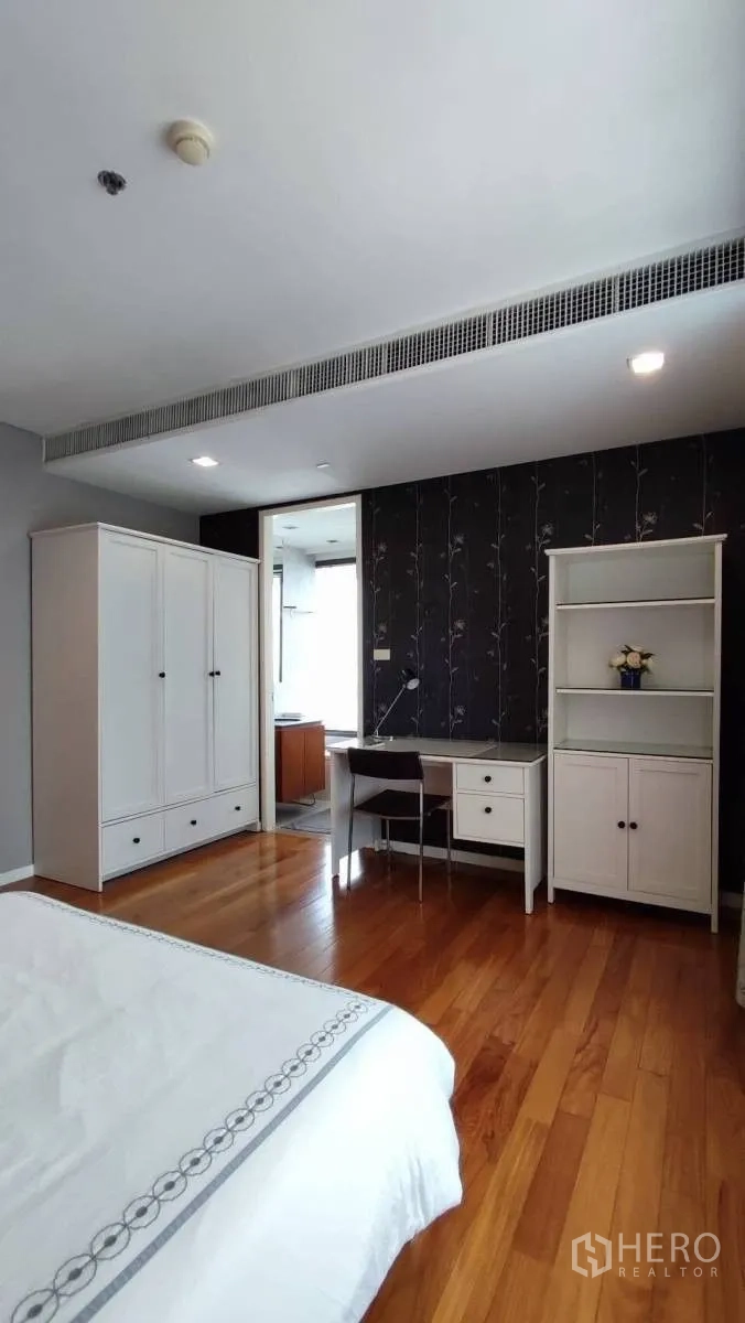 คอนโด ให้เช่าในSathon, Bangkok - มุมห้องนอนไปยังห้องน้ำในตัว มีโต๊ะทำงาน ชั้นวาง และผ้าม่านสูงจรดเพดาน