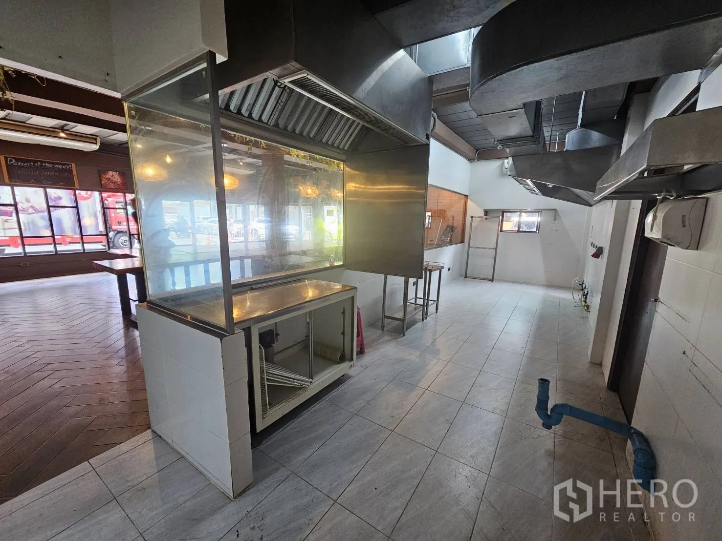พื้นที่ขายปลีก ให้เช่าในWatthana, Bangkok - มุมครัวเชิงพาณิชย์ ผนังกระเบื้อง ระบบฮู้ดดูดควัน และช่องส่งอาหาร