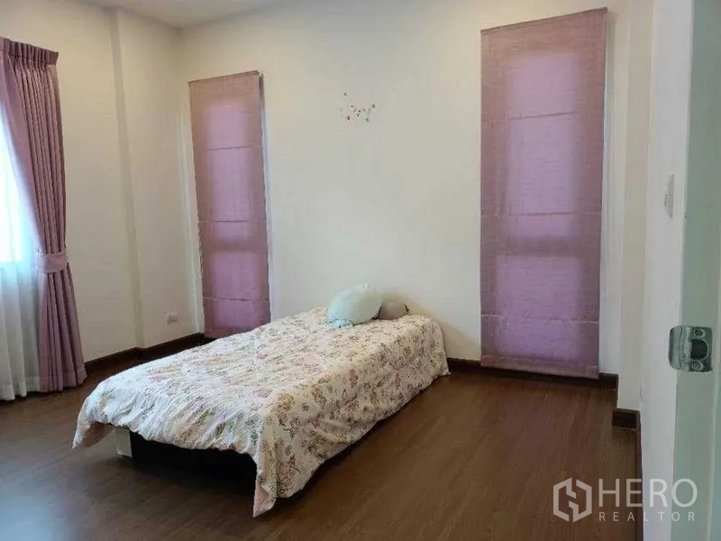 บ้าน ให้เช่าในMueang Nonthaburi, Nonthaburi - ห้องนอนอบอุ่น เตียงเดี่ยว ผ้าม่านสีชมพูสองด้าน