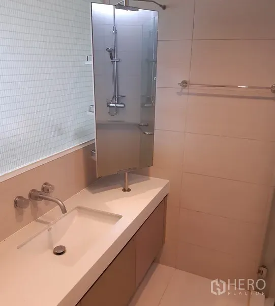 คอนโด ให้เช่าในKhlong Toei, Bangkok - ห้องน้ำสไตล์โมเดิร์น เคาน์เตอร์ยาว ก๊อกน้ำติดผนัง และตู้ shower กระจก