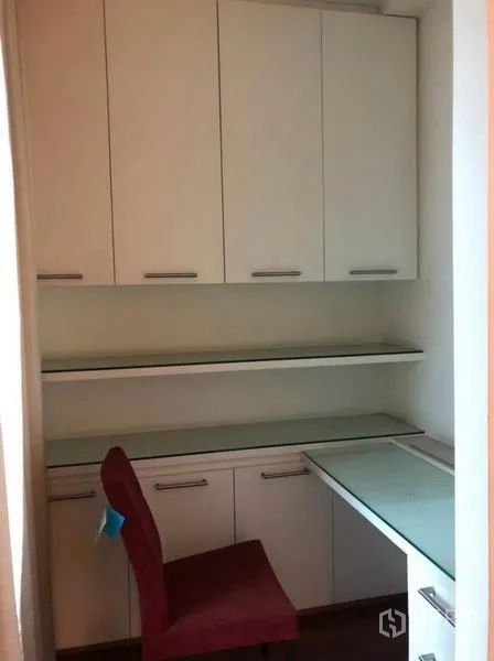 ทาวน์เฮาส์ ให้เช่าในChatuchak, Bangkok - มุมทำงานขนาดเล็กพร้อมโต๊ะบิลท์อิน ชั้นวางของ และตู้แขวน