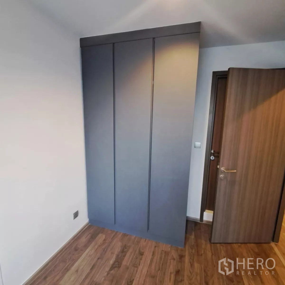 คอนโด ให้เช่าในChatuchak, Bangkok - ตู้เสื้อผ้าบิลท์อินในห้องนอนที่สอง พื้นไม้โทนอบอุ่น