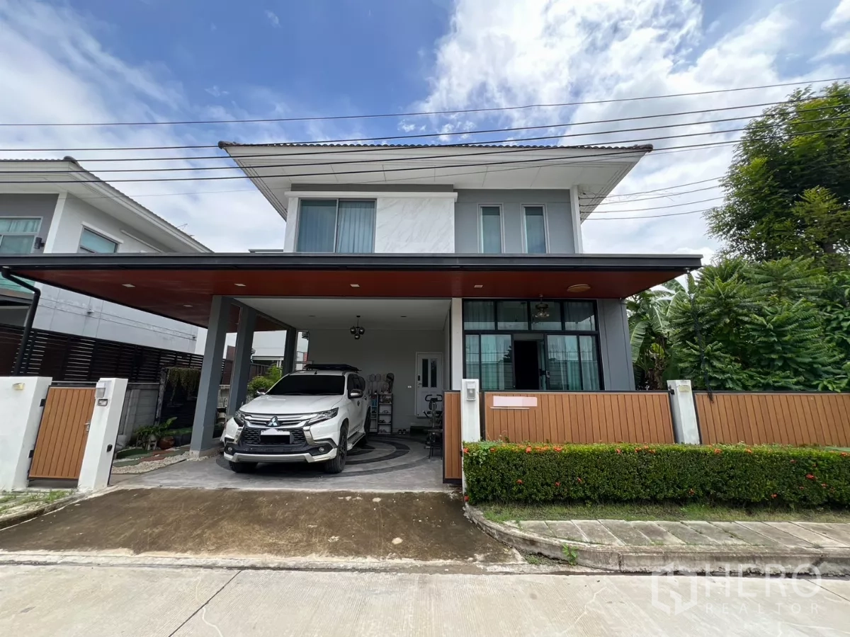 บ้าน ให้เช่าหรือขายในLat Krabang, Bangkok - ภาพหน้าบ้านเดี่ยวสองชั้น สไตล์โมเดิร์น มีโรงจอดรถและรั้วหน้าบ้าน ในย่านลาดกระบัง กรุงเทพฯ