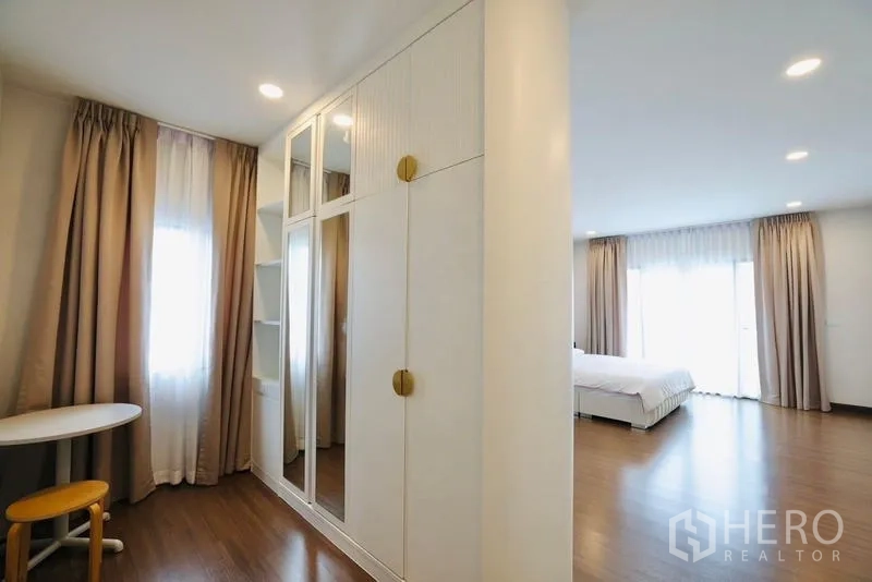 Detached House for rent in Bang Phli, Samut Prakan - Dressing nook with white built-in wardrobe and mirror next to the bedroom.