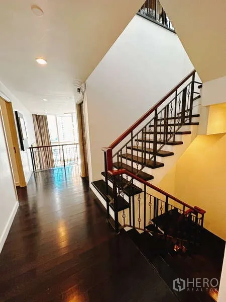 คอนโด ให้เช่าหรือขาย - โถงบันไดภายในพร้อมราวเหล็กดัดในยูนิตดูเพล็กซ์