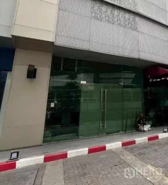 零售空间 出租 - W District 一层临街玻璃店面，曼谷瓦塔那区的零售商铺外观。