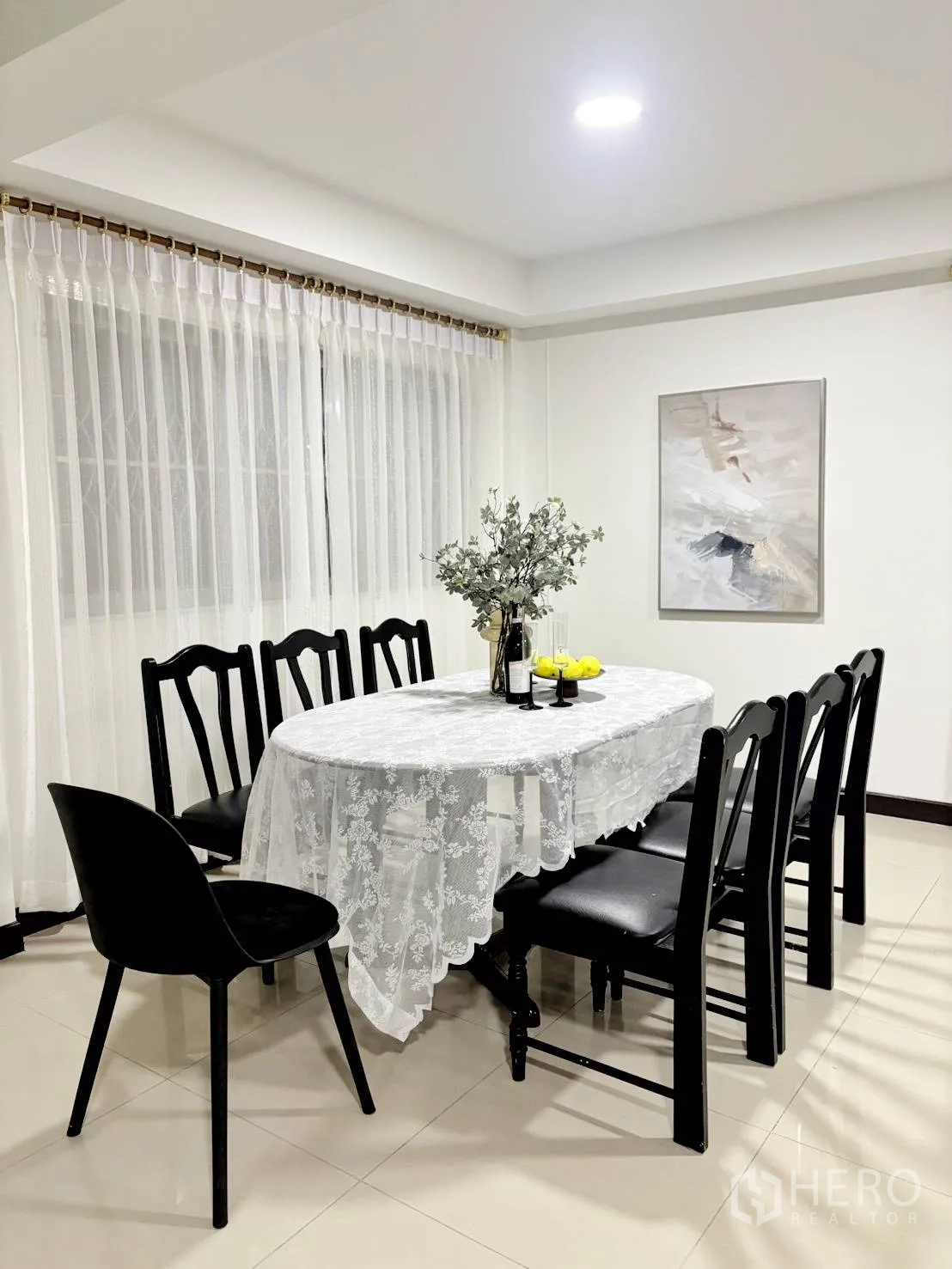 บ้านเดี่ยว for rent in Huai Khwang, Bangkok - ห้องกินข้าวสว่าง โต๊ะทรงรีรองรับแปดที่นั่ง ริมหน้าต่างบานใหญ่