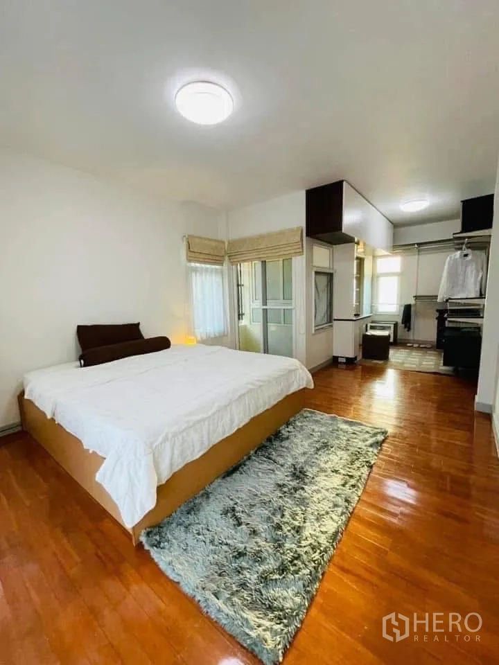 独立式住宅 出租或出售在Lam Luk Ka, Pathum Thani - 大卧室，宽床、窗户与长绒地毯。