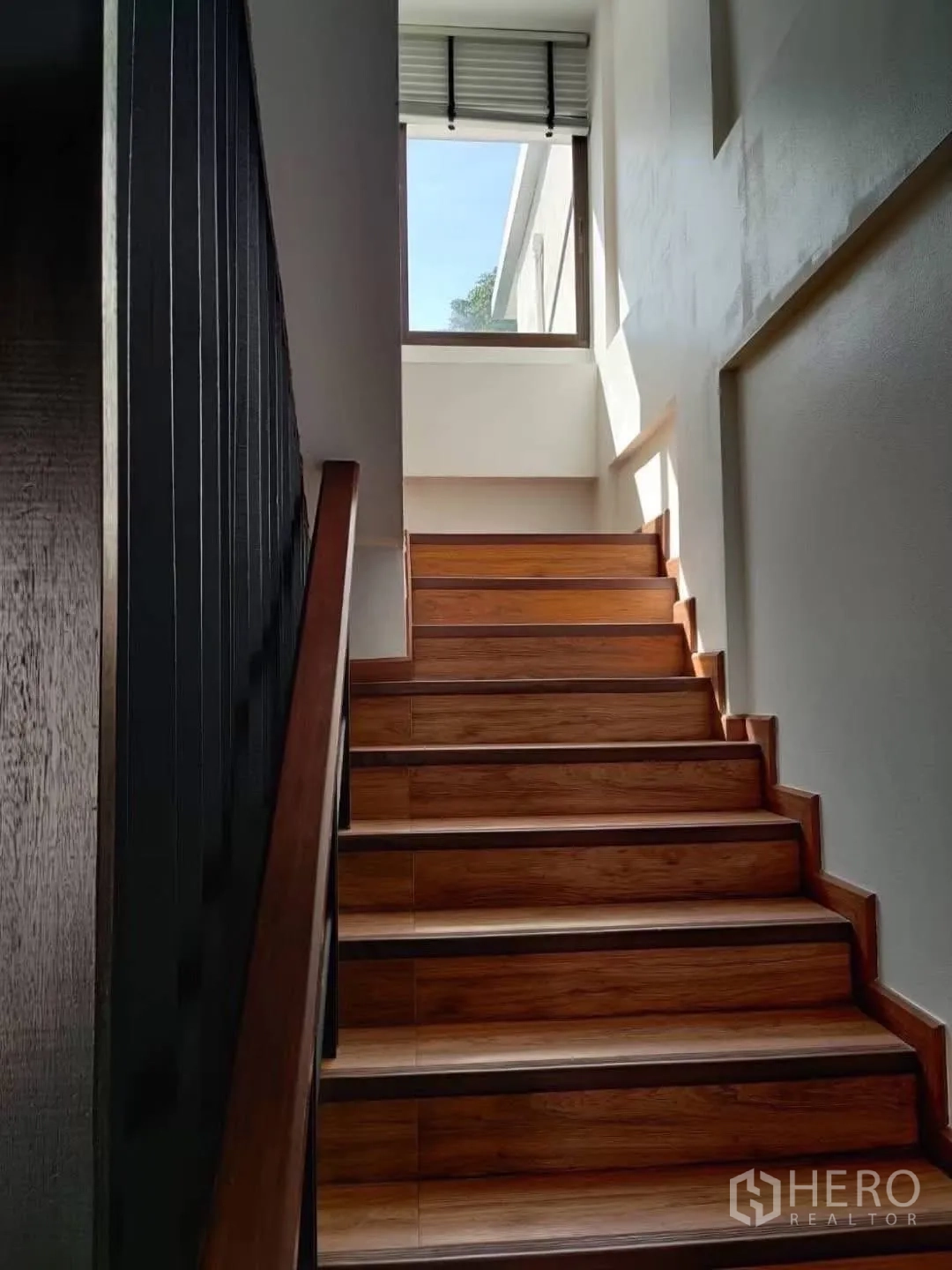 ทาวน์เฮาส์ ให้เช่าในSuan Luang, Bangkok - บันไดไม้รับแสงธรรมชาติจากช่องหน้าต่างด้านข้าง