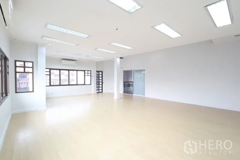 办公空间 出租在Bang Na, Bangkok - 大面积可灵活规划的办公室，木地板、吊灯与玻璃会议室。