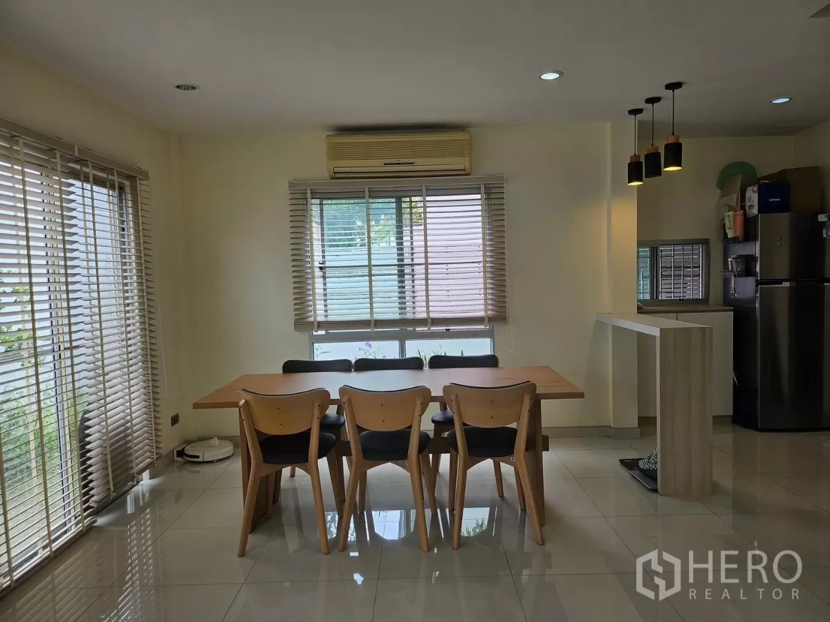 独立式住宅 出租在Khlong Toei, Bangkok - 温馨餐区，六人木餐桌、百叶帘、吊灯与壁挂机空调。
