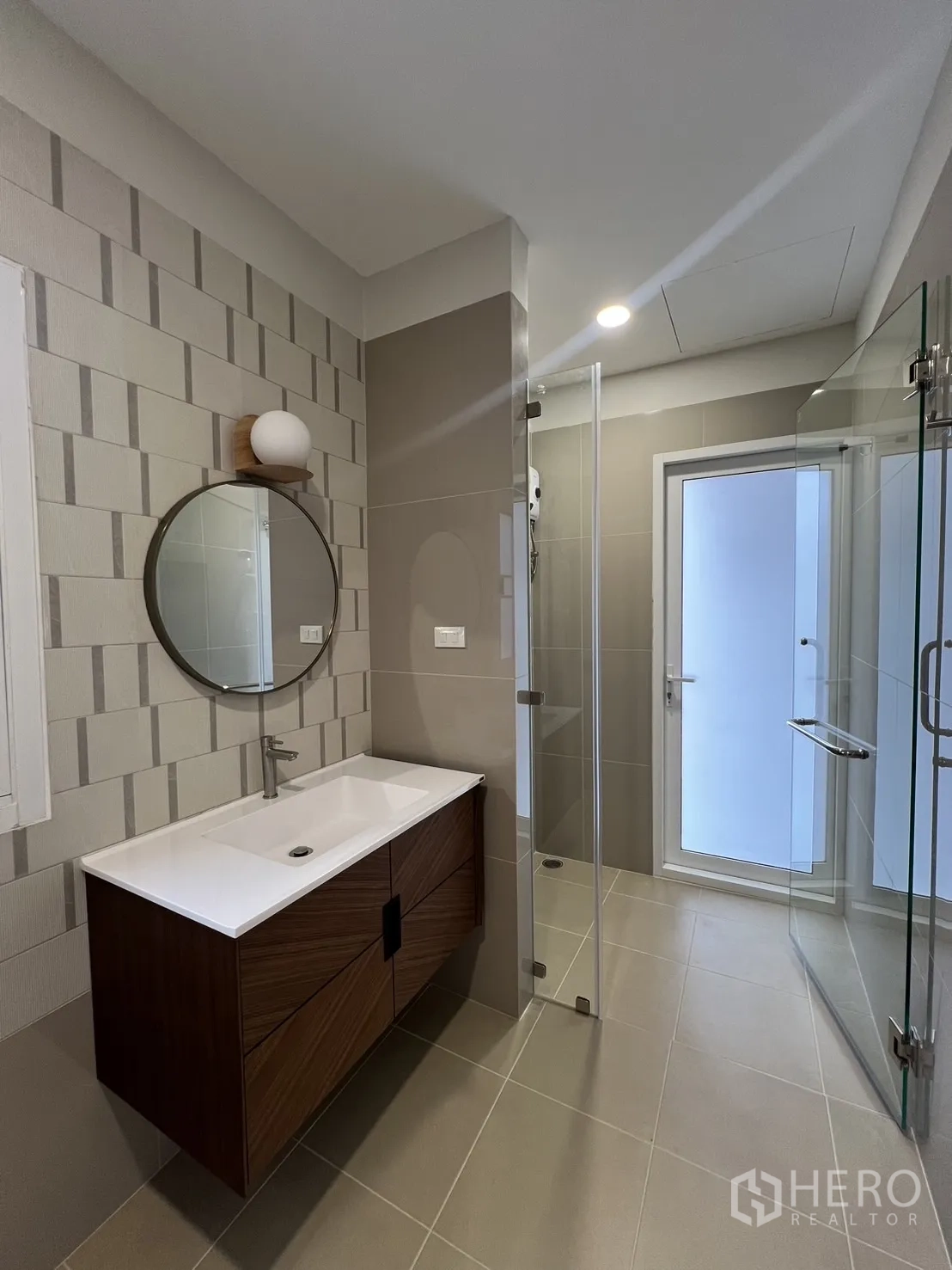 Detached House for rent in Saphan Sung, Bangkok - Covered carport and entry porch with modern vertical columns.