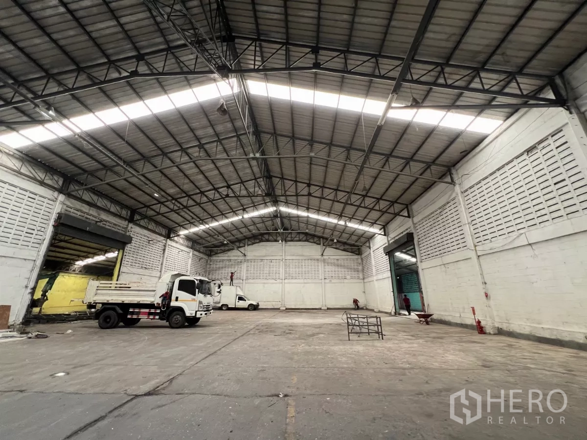 Warehouse for rent in Khlong Sam Wa, Bangkok - Clear-span warehouse floor with skylights, steel trusses and multiple loading bays.