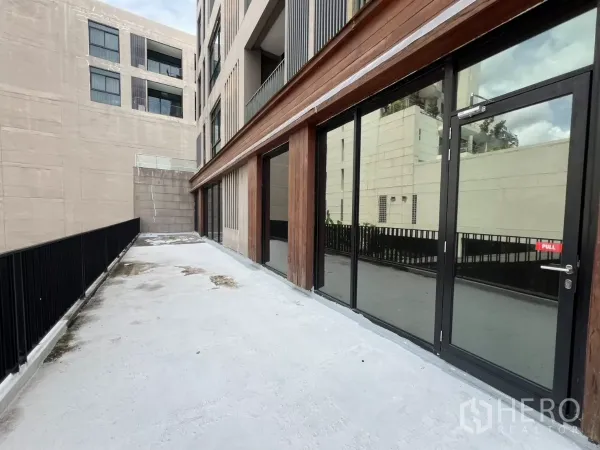 零售空间 出租在Watthana, Bangkok - 细长户外露台，黑色栏杆与多扇玻璃店门