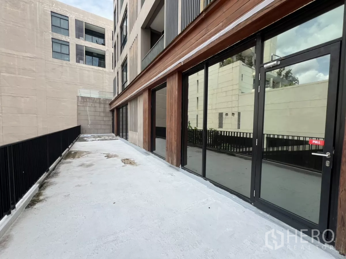 零售空间 出租在Watthana, Bangkok - 细长户外露台，黑色栏杆与多扇玻璃店门