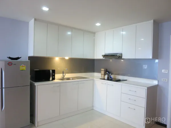 คอนโด ให้เช่าหรือขายในWatthana, Bangkok - ครัวรูปตัวแอลสีขาว ตู้บิลท์อินครบ เตา เครื่องล้างจาน และตู้เย็น